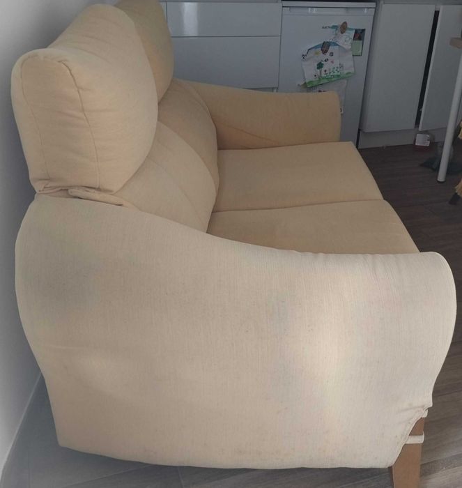 Sofá de 2 lugares em tecido amarelo.