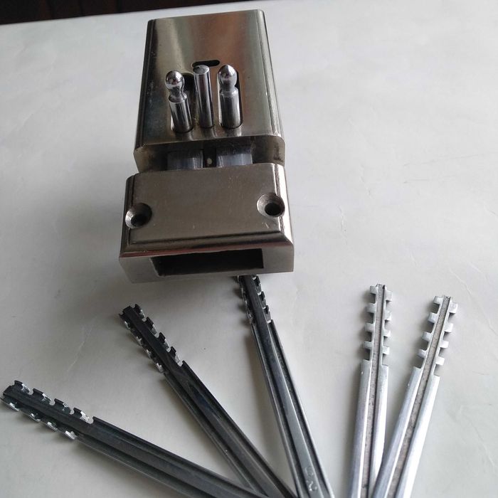 Замок ригельный 5 ключей.