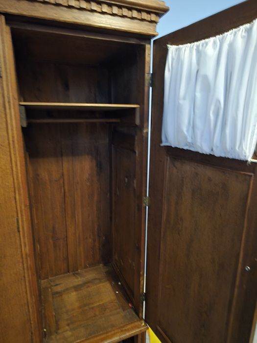 Szafa trzydrzwiowa z szufladami i lustrem