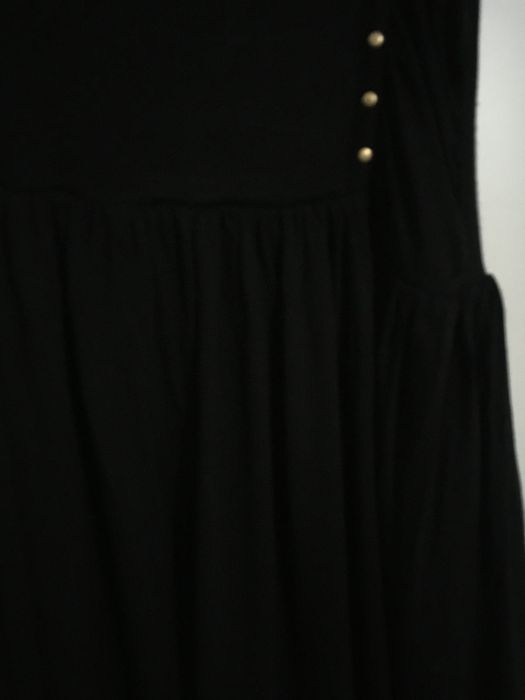 Vestido preto com tachas