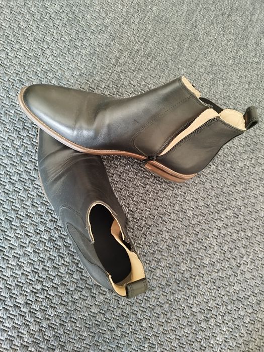 Bota em pele tamanho 43