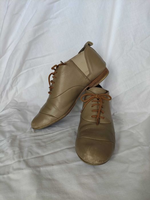 Sapatos rasos, beges, fechados, com cordões, estilo dança64738889058177122