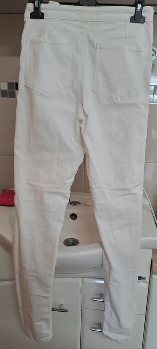 Spodnie białe skinny z dziurami. Sinsay. Rozmiar 40. Stan idealny