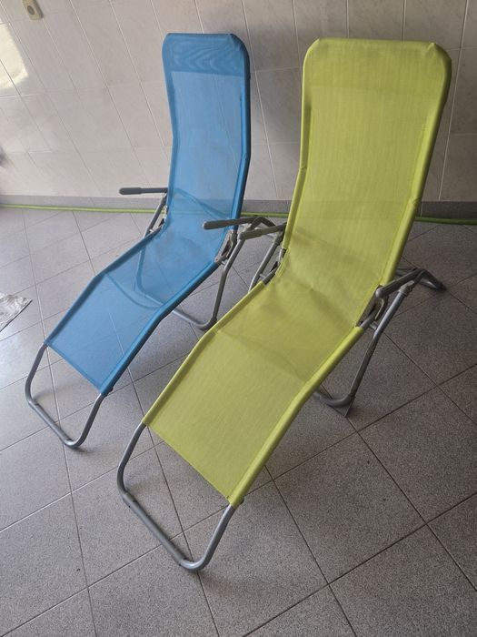 Duas espreguiçadeiras dobrável