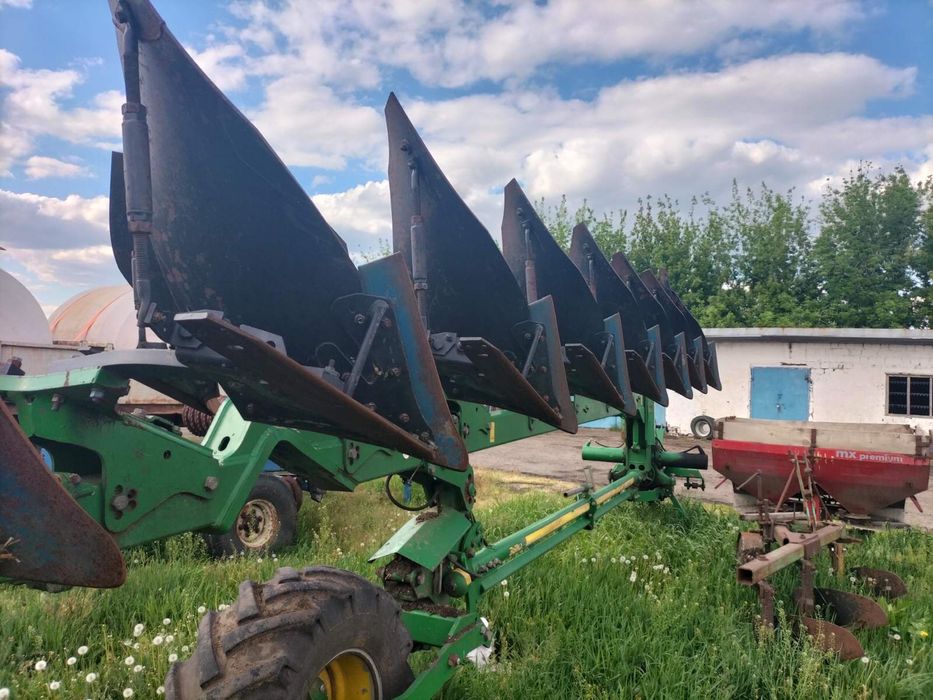 Продам плуг John Deere 3810