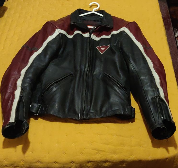 Casaco motard Dainese com proteções rígidas nos ombros e cotovelos.