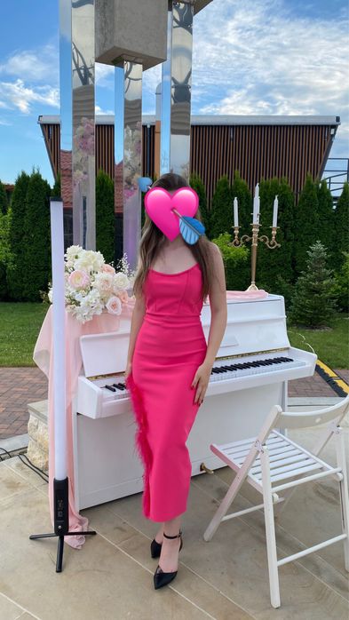 Вечірня сукня з розрізом на ніжці