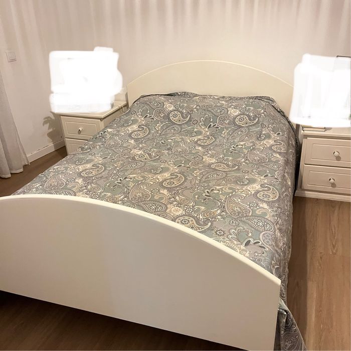 Cama antiga + 2 mesas de cabeceira