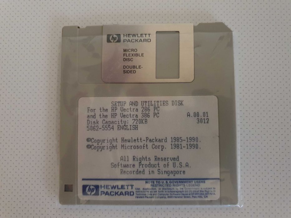 Original PC software on floppy disk and CD – vintage64739576315265122