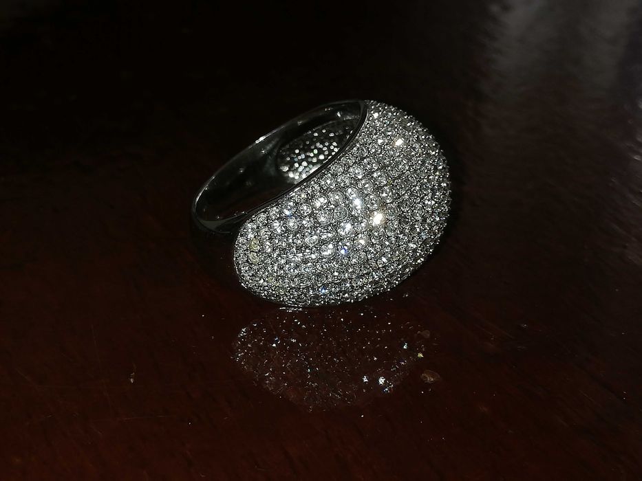 AGORA A METADE DO PREÇO - Anel muito elegante para presente