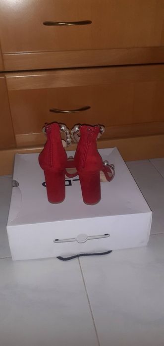 Sandálias vermelhas de Camurça C/ Pérolas ( Prof ) C/ Novas
