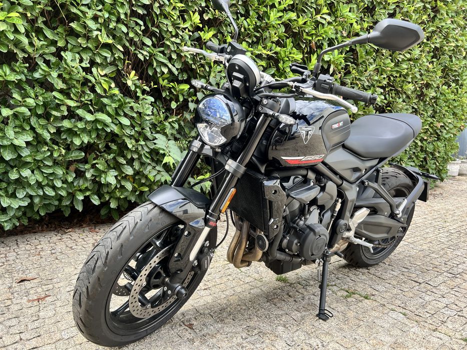 Triumph Trident 660 preta (11/2024) – 2 536 km – 1.º dono – como nova