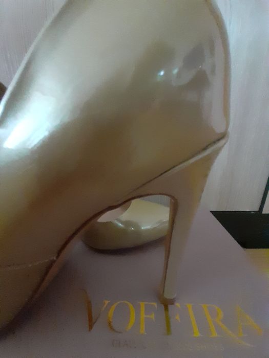 Шикарні шкіряні туфлі, кольору золотий беж