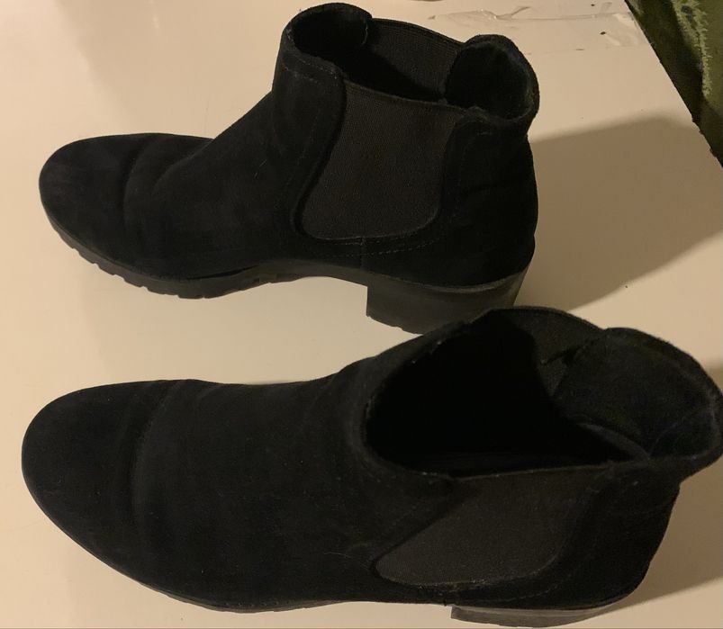 Botas pretas em camurça