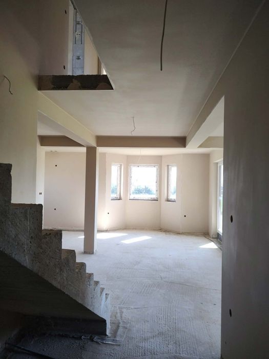 Tynki maszynowe gipsowe i  cementowo wapienne.