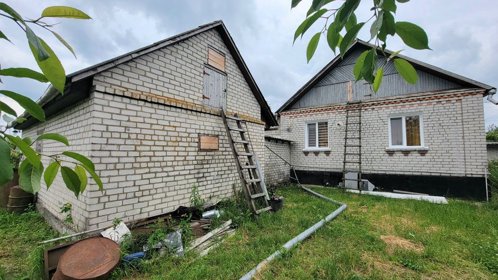 Будинок поряд з містом