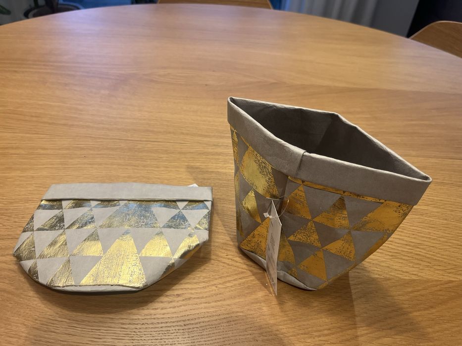 Dwie oslonki na doniczki