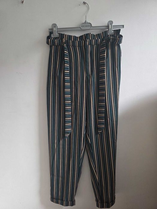 Spodnie paper bag z mankietami zielone w paski Pull & Bear