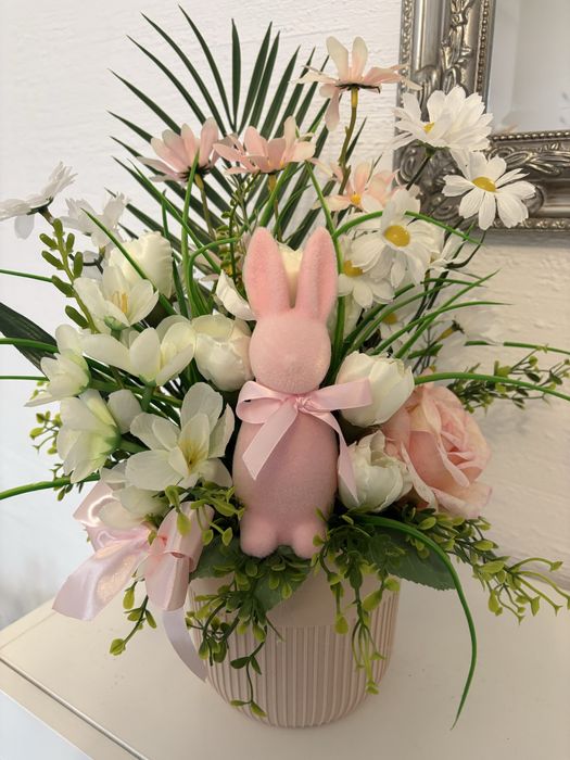 Kompozycja wiosenno wielkanocna  z zajaczkiem