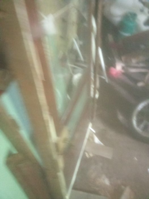 Porta em bom estado 80*1.90 mais rodapé e fechadura  tudo completa com vidro grande e um fusco em baixo