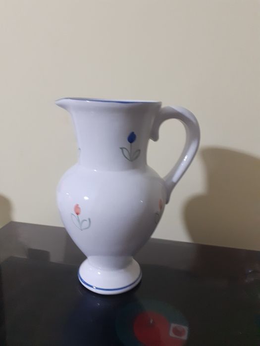 Jarra com asa em louça