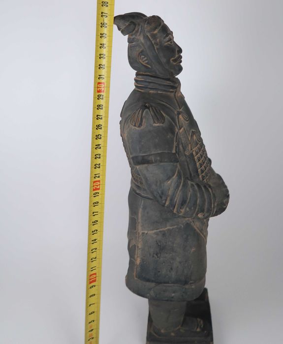 Guerreiro em terracota com 37 cm de altura