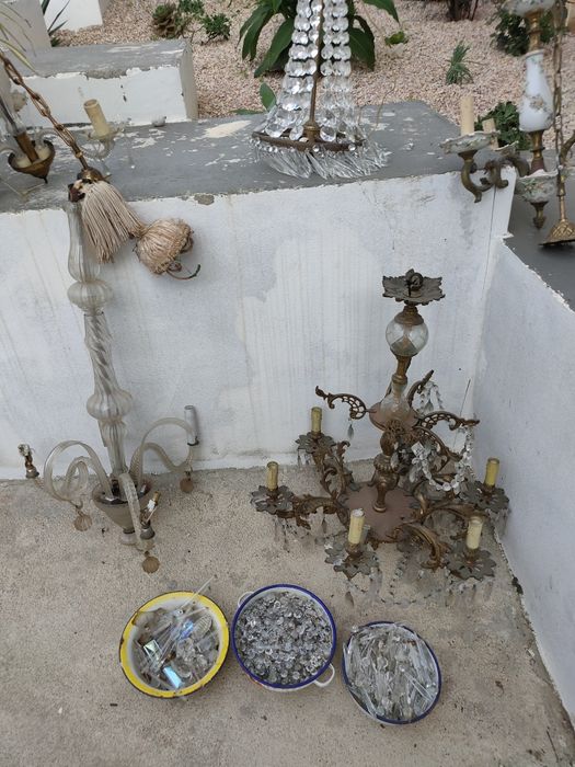 Lote de candelabros antigos e acessórios.