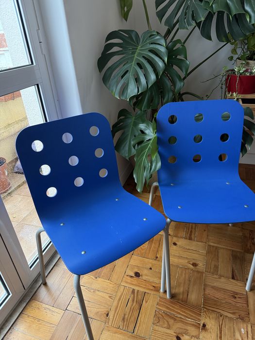 Duas cadeiras azul