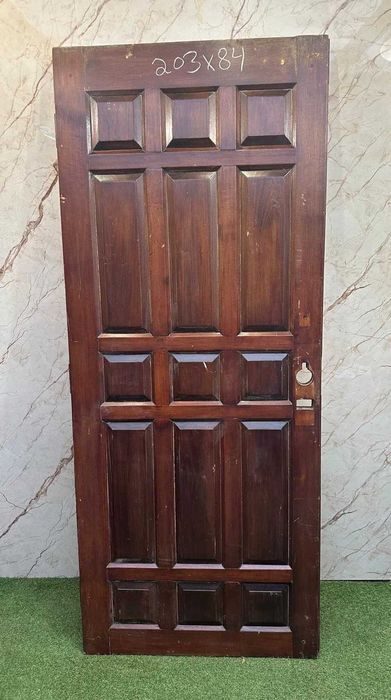 Par de portas antigas de madeira maciça (provavelmente mogno ou madeira nobre similar),