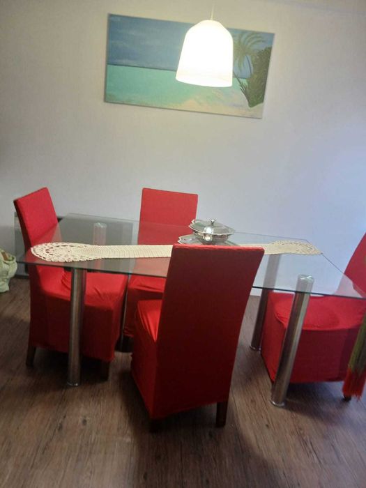 Mesa de vidro com cadeiras