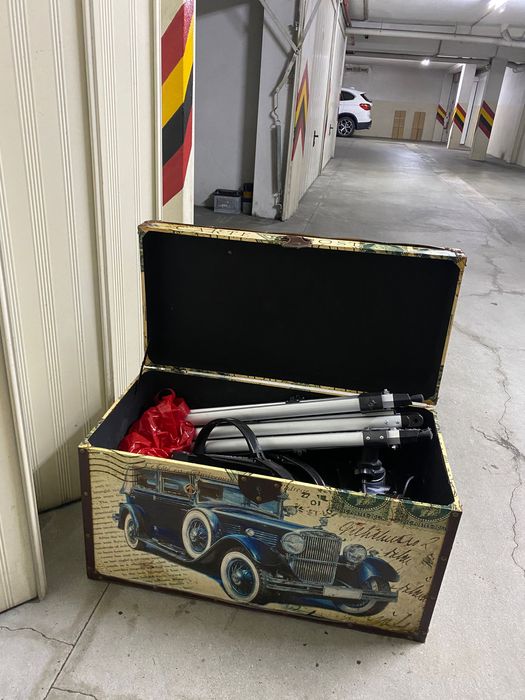 Baú de pele com interior em tecido