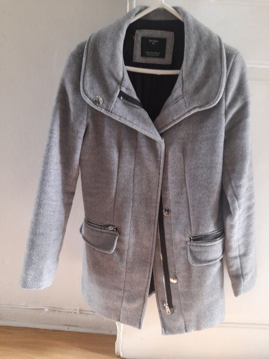 Casaco cinzento com fecho