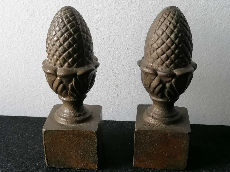 Conjunto de 2 pinhas em ferro fundido