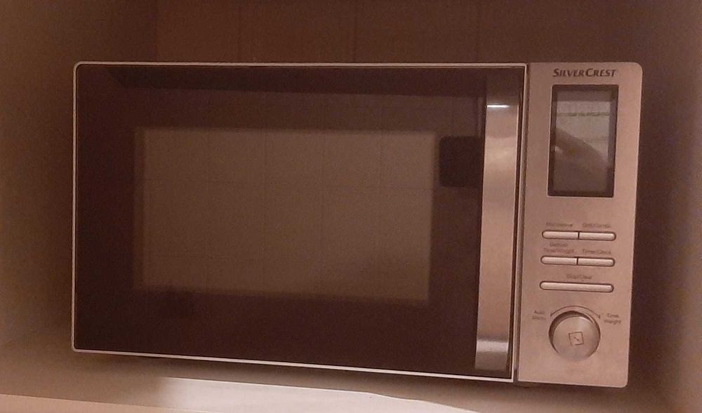 Frigorífico, forno e microondas
