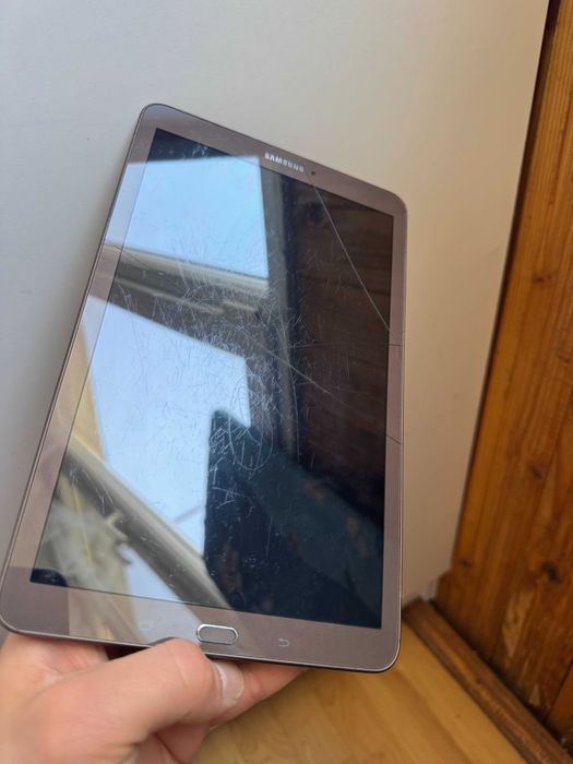 Планшет Samsung Galaxy tab E SMT561 9,6" 1,5/8GB 4 ядра, Android 4.4.4 5000 мАг