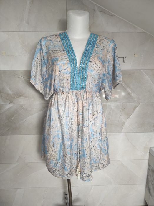 Śliczna sukienka pastelowo niebieska w stylu boho .