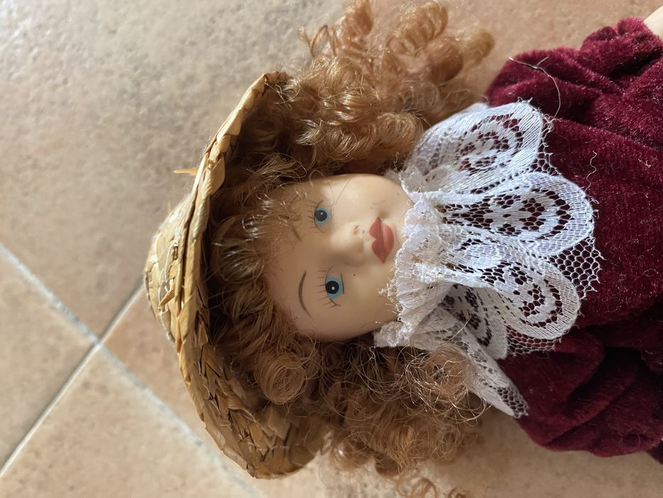 Três bonecas de porcelana