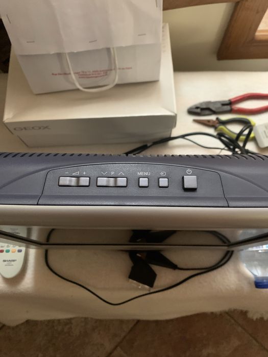 Televisão Sharp LC-15SH1E 15” LCD 4:3 – Ideal para Retro Gaming