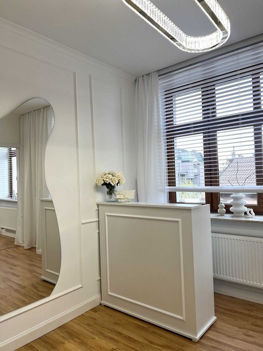 Lada sztukateria recepcja biurko salon butik