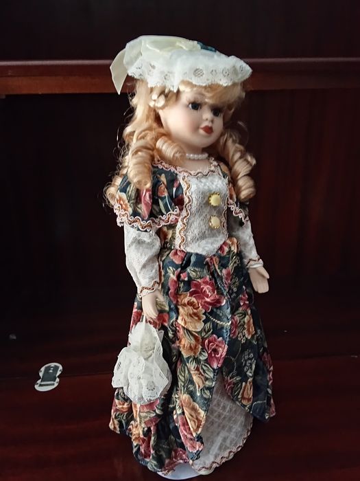 Boneca antiga em porcelana