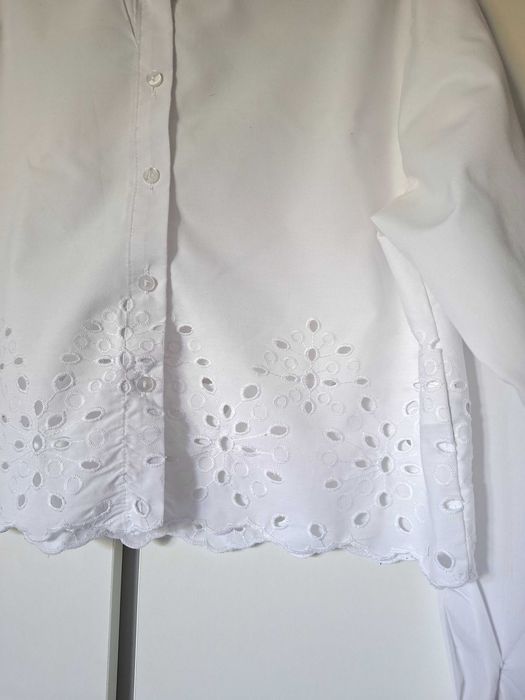 Biała elegancka koszula z ażurowym wzorem