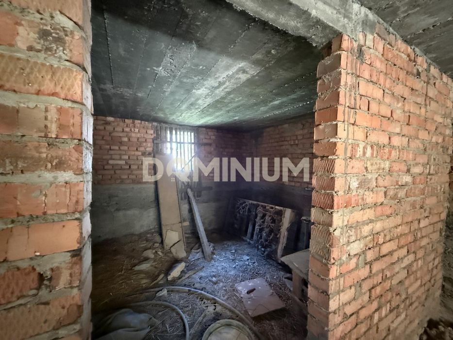 СЕРТИФІКАТ.Продається простора цегляна недобудова з великою ділянкою в с. Сасово