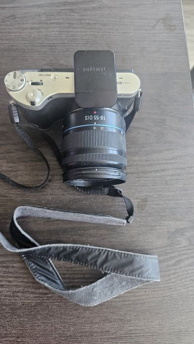 Samsung NX300 + Lente 18-55mm OIS |