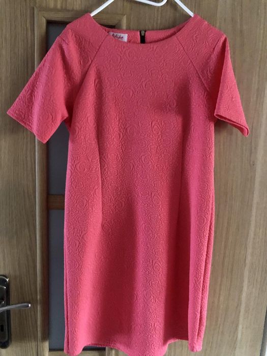 Sukienka malinowa wyciskane róże rozm 40
