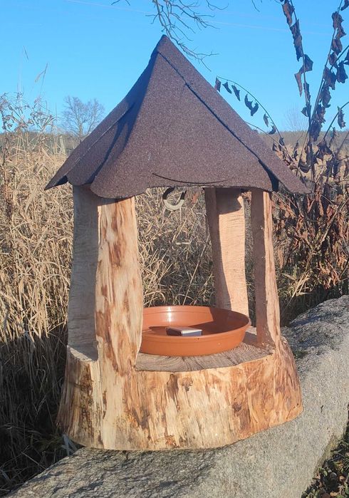 Unikatowy Karmnik Monolit – Rękodzieło z kłody sosnowej