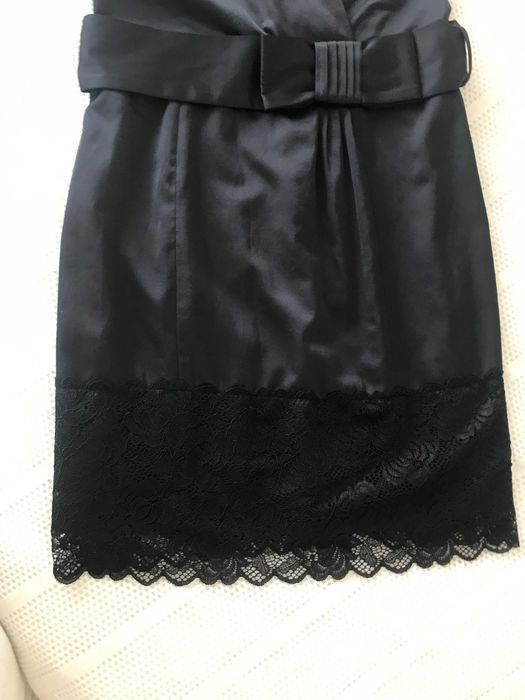 Vestido de cocktail preto, pouco acima do joelho, Red Globe