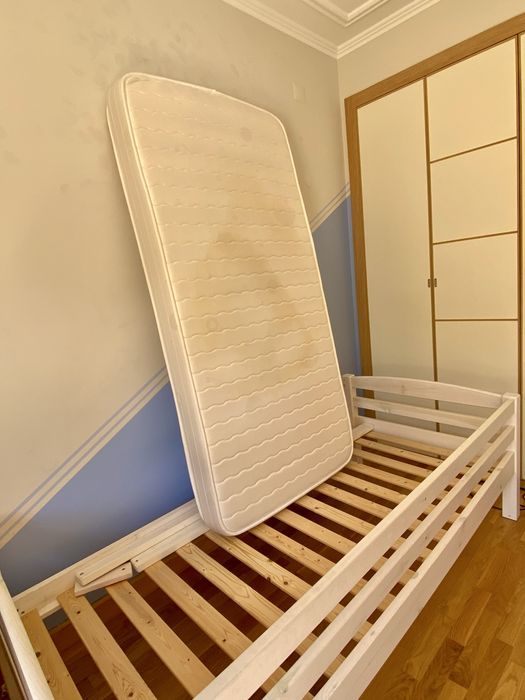 Cama de criança com barras laterais e colchão