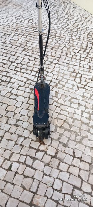 Trotineta elecrica preta.