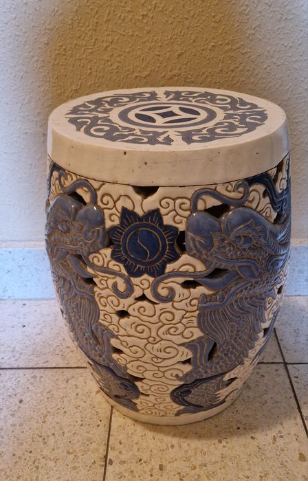 Oryginalny PUF ceramiczny orientalny wzorem smoków niebiesko biały