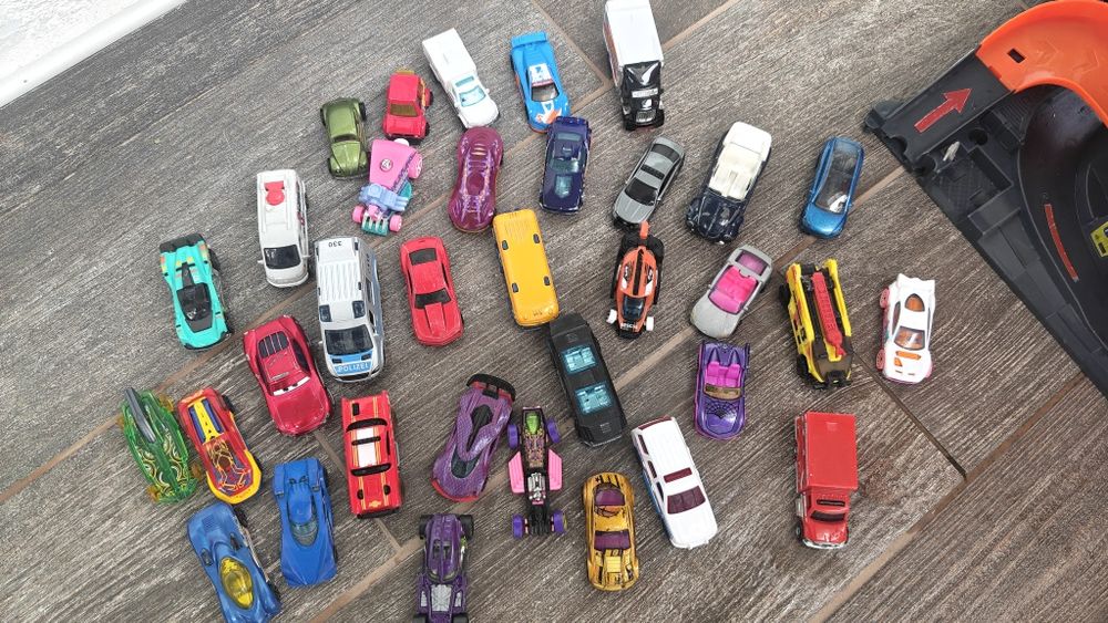 Garaż zabawkowy Hot Wheels  z autkami